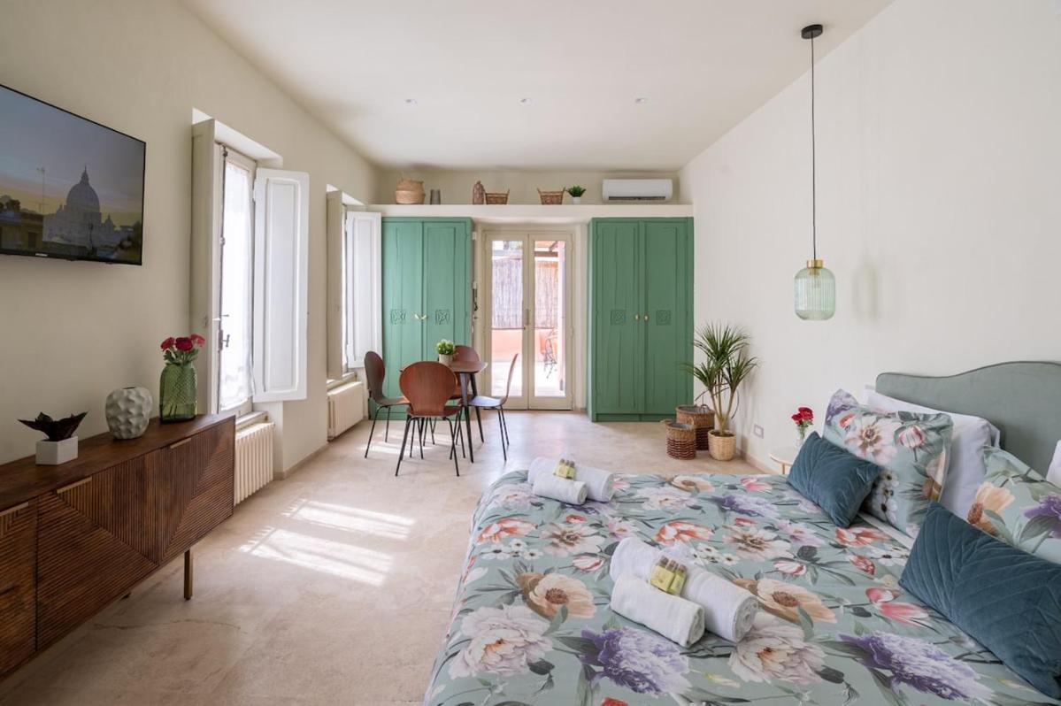 Trastevere Rooftop Terrace Courtyard Loft *